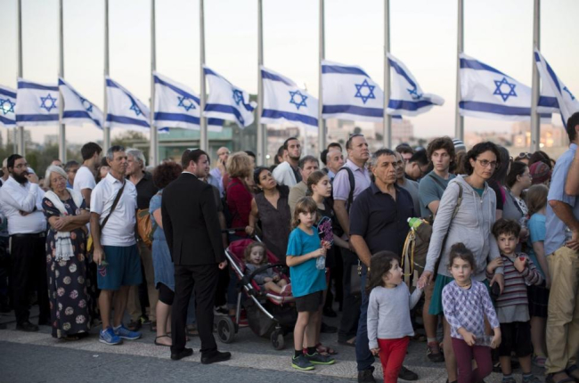 Cientos de israelís esperan en la calle para despedir a Shimon Peres, en Jerusalén.-EFE / ABIR SULTAN