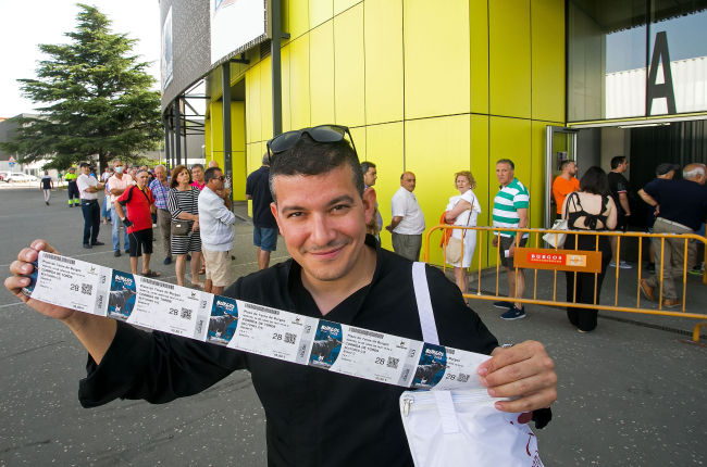 Un aficionado sonríe satisfecho y muestra las entradas que ha podido comprar esta mañana en las taquillas del Coliseum. TOMÁS ALONSO