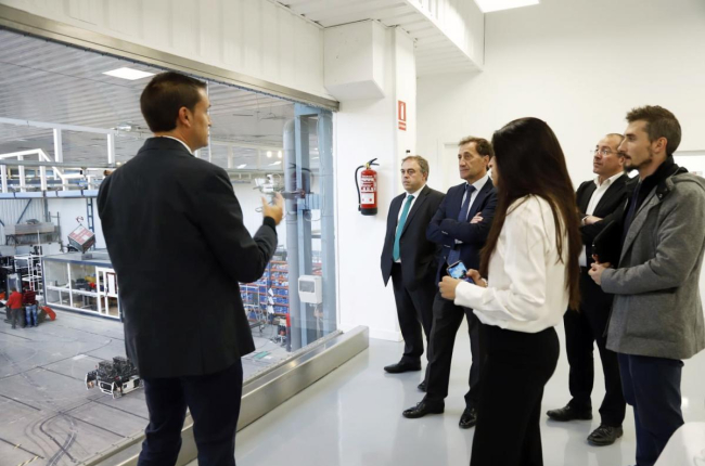 La CEO de la compañía, Verónica Pascual, y el rector de la institución académica, Alberto Gómez Barahona, firmaron el convenio durante una visita a las instalaciones de la empresa.-ECB