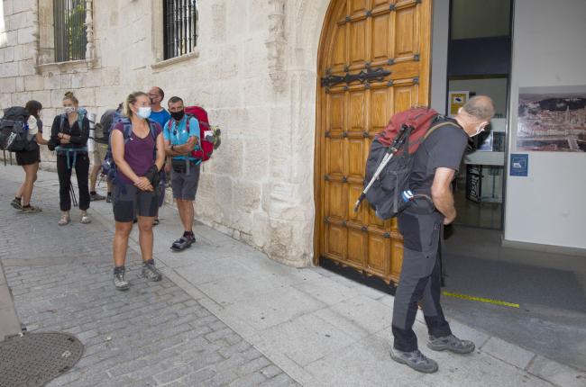 Un grupo de peregrinos espera para acceder al albergue de la Casa del Cubo. ISRAEL L. MURILLO