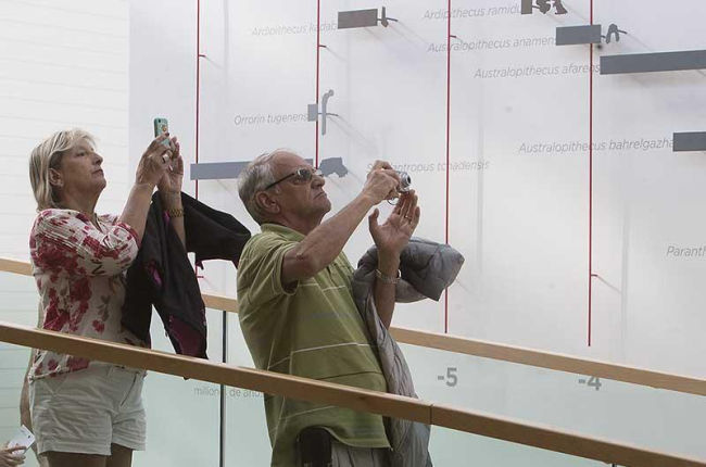 Turistas en el interior del Museo de la Evolución.-RAÚL G. OCHOA