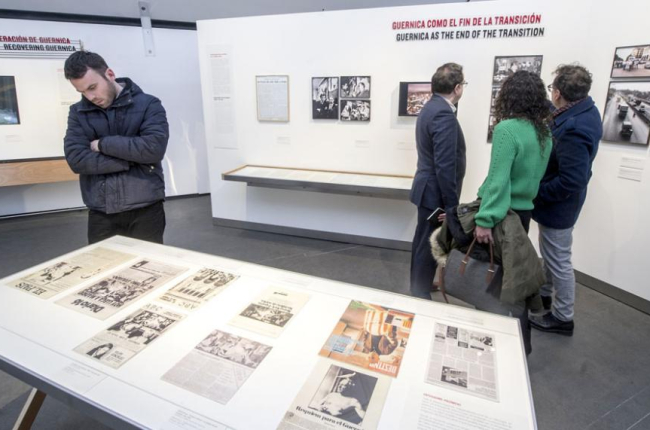 ‘Picasso. El viaje del Guernica’ narra el periplo de la obra a través de periódicos de la época, fotografías, audiovisuales y textos.-Israel L. Murillo