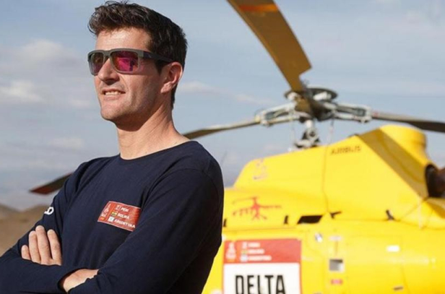 Marc Coma, junto al helicóptero con el que seguía, día a día, el Dakar.-ASO MEDIA