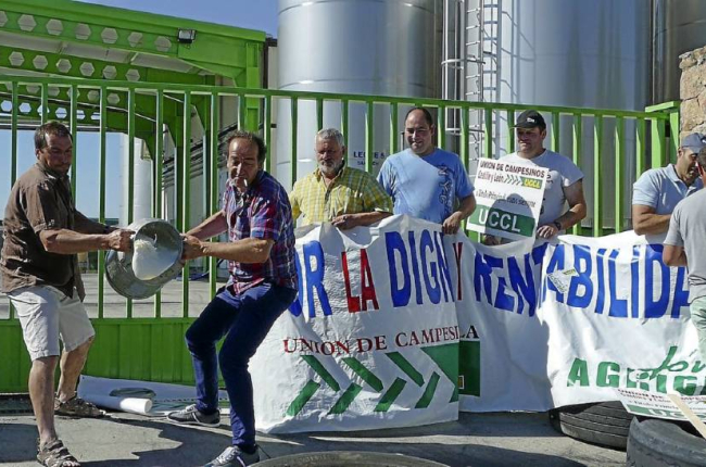 Ganaderos protestando a las puertas de Ornua en el polígono por el precio de la leche.-Antonio García.