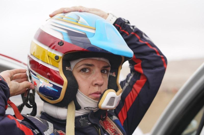 Cristina Gutiérrez se ajusta el casco antes de tomar la salida en una etapa del Dakar..-ECB