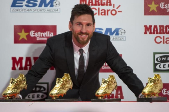 Leo Messi posa con sus cuatro Botas de oro.-JORDI COTRINA
