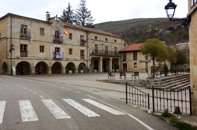La plaza del Ayuntamiento de Sedano, habitualmente repleta de vehículos aparcados, estaba ayer completamente vacía. ECB