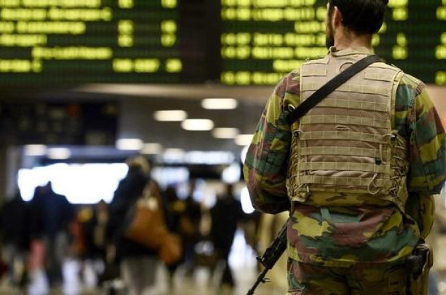 Un soldado patrulla en la Estación Central de Bruselas tras los atentados del pasado viernes.-AFP / DIRK WAEM