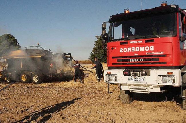 Un equipo de bomberos participa en la extinción de un incendio en una zona agrícola.-G. G.