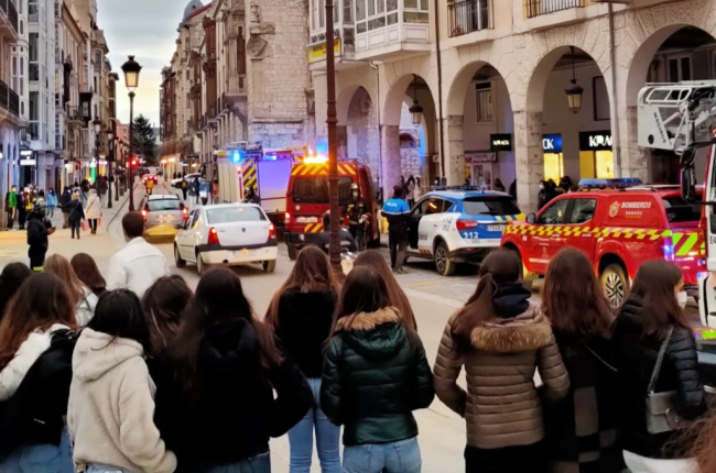 Expectación en la calle Santander por el despligue de los bomberos y la policía local. ECB