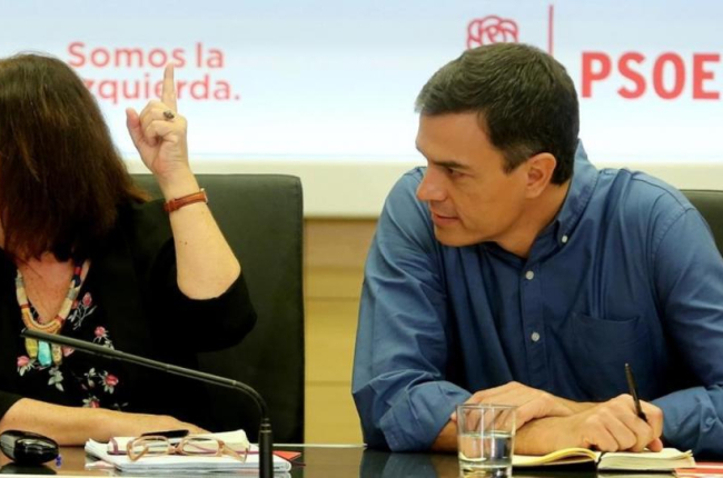 Cristina Narbona y Pedro Sánchez, el pasado 24 de julio en la sede del PSOE.-JUAN MANUEL PRATS
