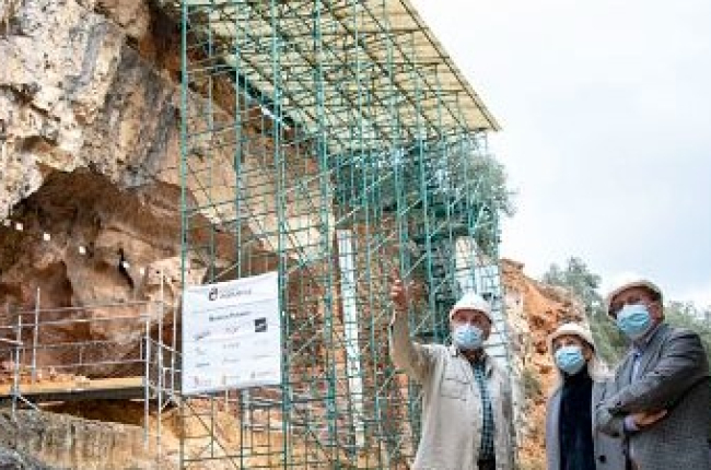 Eudald Carbonell, Belén Martíny Javier Gutiérrez, en los yacimientos.  Susana Santamaría / Fundación Atapuerca
