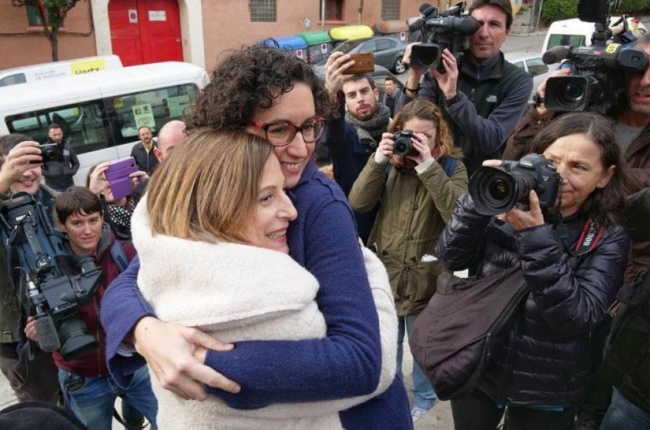 Carme Forcadell y Marta Rovira se abrazan este domingo en el mitin de ERC en Badalona.-RICARD FADRIQUE
