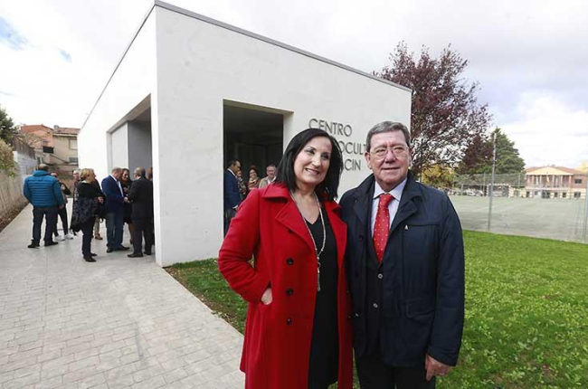 La alcaldesa de Sarracín, Elena Rodrigo, y el presidente provincial, César Rico, durante la inauguración del centro social.-RAÚL G. OCHOA