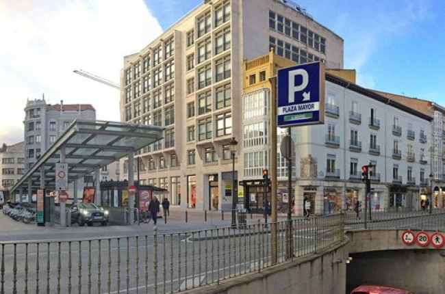 Entrada al aparcamiento municipal ubicado en la Plaza Mayor. ECB