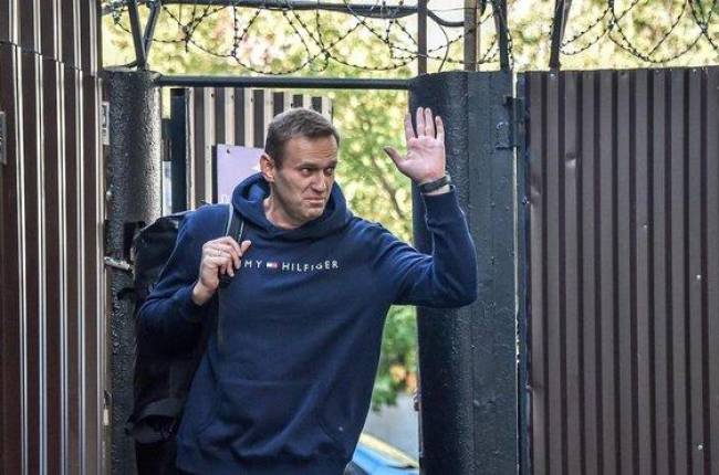 Alexei Navalni en el momento de abandonar la cárcel en Moscú.-AFP / VASILY MAXIMOV