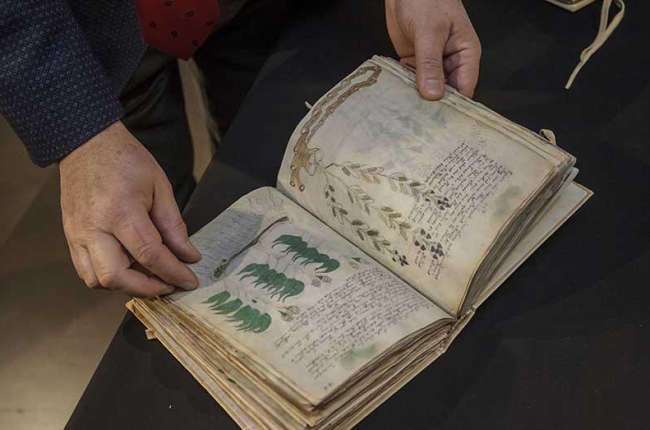 El libro, datado en el siglo XV y escrito en cursiva humanista, tiene 252 páginas, algunas desplegables.-Santi Otero