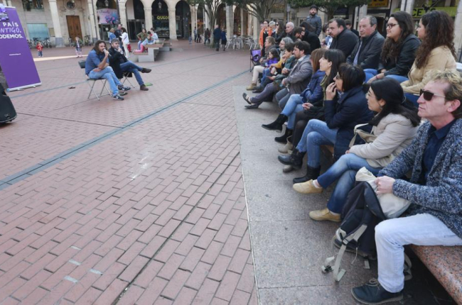 Vila y Lacámara ayer con un grupo de ciudadanos en el acto público que celebró en la plaza Mayor.-RAÚL OCHOA