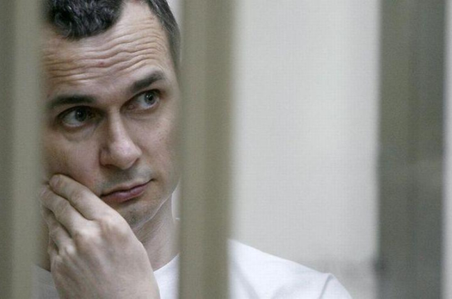 Oleg Sentsov escuchando las acusaciones que pesan sobre el en el juicio de este martes, en Rostov-on-Don.-AFP / SERGEI VENYAVSKY