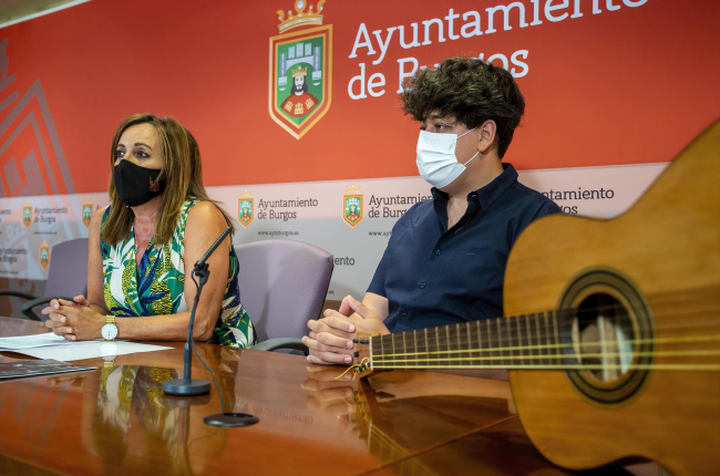La presidenta del IMC, Rosario Pérez Pardo, y el coordinador del homenaje y guitarrista Samuel Diz. SANTI OTERO