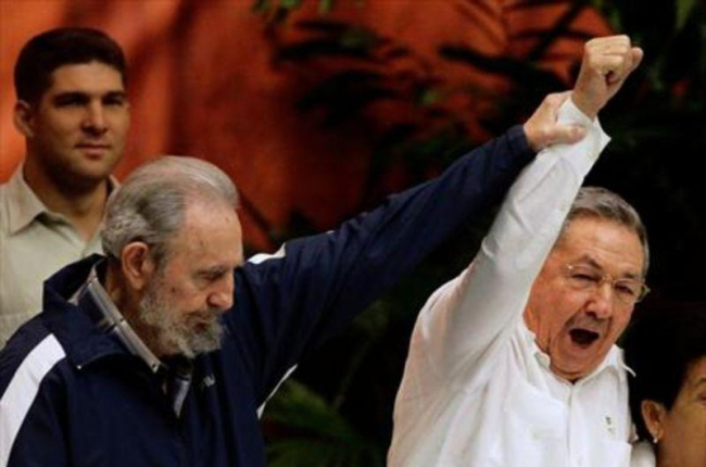 Fidel levanta el brazo de Raúl, en abril del 2011.-AFP / REUTERS / AP