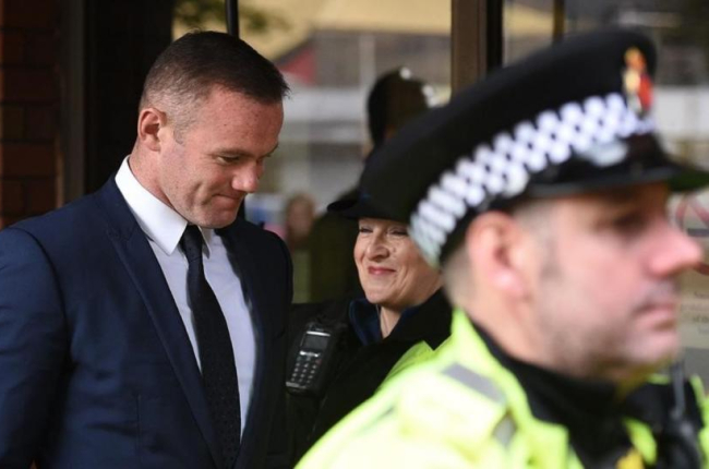 Wayne Rooney, este lunes, a la salida del juzgado de Stockport.-AFP