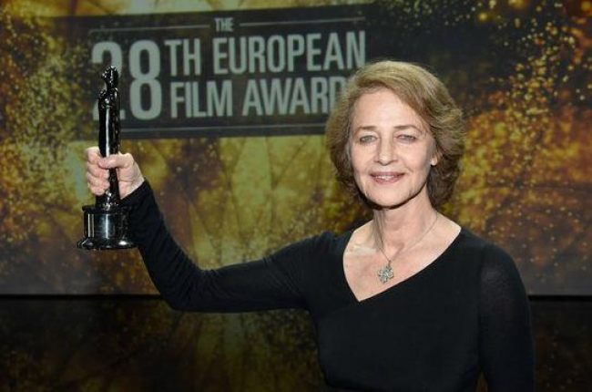 Charlotte Rampling, recogiendo el premio a mejor actriz en los últimos premios del Cine Europeo, en Berlín.-EFE / CLEMENS BILAN