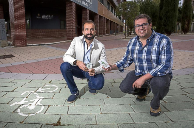 Pablo Rodríguez y Eduardo Bustillo en un carril bici delante de la Agencia de Innovación y Desarrollo Económico de Valladolid.-MIGUEL ÁNGEL SANTOS