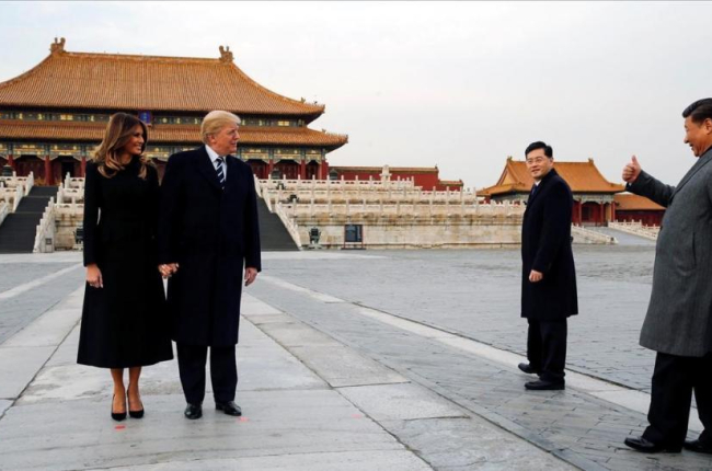 Donald Trump, su esposa, Melania, y Xi Jinping, en la Ciudad Prohibida de Pekín.-/ REUTERS / JONATHAN ERNST