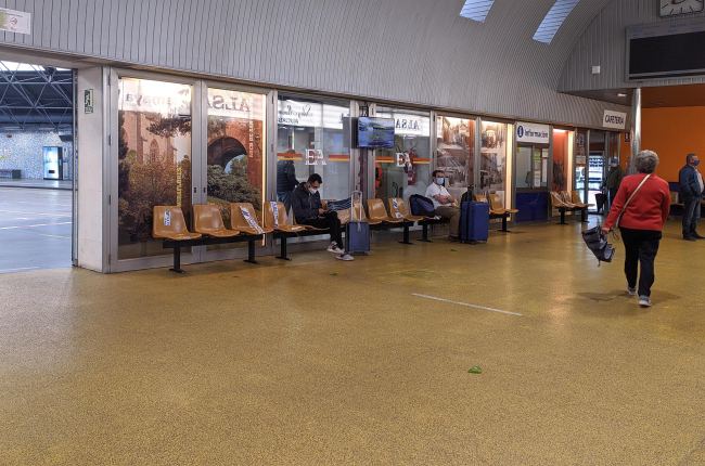 Varios pasajeros esperan para acceder a su línea de autobuses en la estación. SANTI OTERO