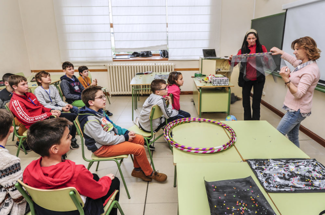 Los escolares pasaron la mañana en distintos talleres para cada grupo de edad. ISRAEL L. MURILLO