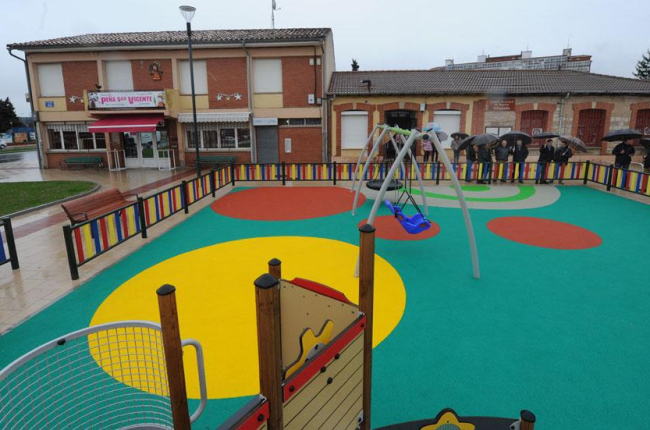 El parque infantil ha cambiado por completo la fisonomía de la plaza Vista Alegre, en el centro de La Ventilla.-ISRAEL L. MURILLO
