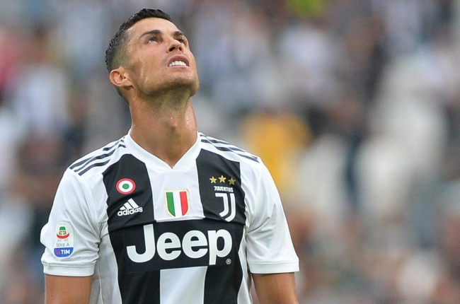 Cristiano Ronaldo se lamenta de una ocasión fallada. /-REUTERS / MASSIMO PINCA