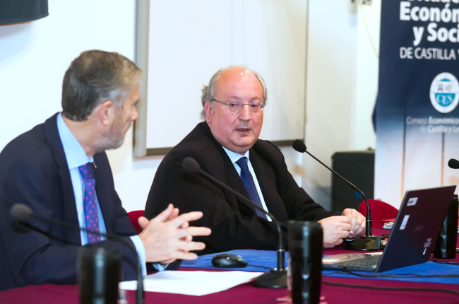 El rector de la Universidad, José Manuel Pérez Mateos, acompaña al presidente del Consejo Económico y Social de Castilla y León, Enrique Cabero. TOMÁS ALONSO