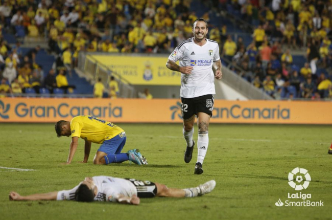Mumo se dirige hacia José Joaquín Matos, tumbado sobre el césped del Gran Canaria tras asistir al centrocampista para hacer el segundo tanto en el duelo de la primera vuelta. LALIGA