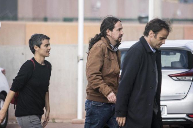 Pablo Iglesias entra en la cárcel de Lledoners con Lucía Martín y Jaume Asens.-FERRAN NADEU