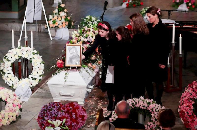 La familia de Ari Behn durante el funeral poniendo flores sobre el ataud.-EFE