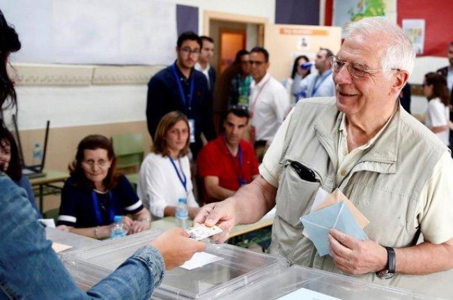 Josep Borrell vota en un colegio electoral de Valdemorillo, Madrid.-JAVIER LÓPEZ (EFE)