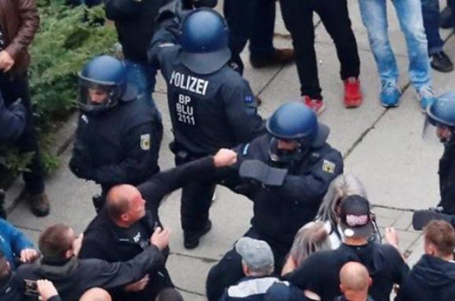 Manifestantes ultras se enfrentan con las fuerzas policiales en las calles de Chemnitz.-HANNIBAL HANSCHKE / REUTERS