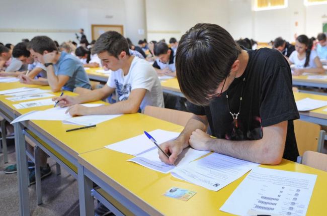 Estudiantes burgaleses durante uno de los exámenes de la Prueba de Evaluación de Bachillerato (EBAU).-ISRAEL L. MURILLO