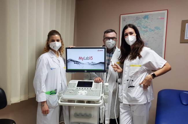 De izquierda a derecha: la doctora Carmen Mengual, MIR, el doctor Pedro Bañuelos y la doctora Ana Delgado junto al nuevo ecógrafo que ha llegado al Centro de Salud de Briviesca.