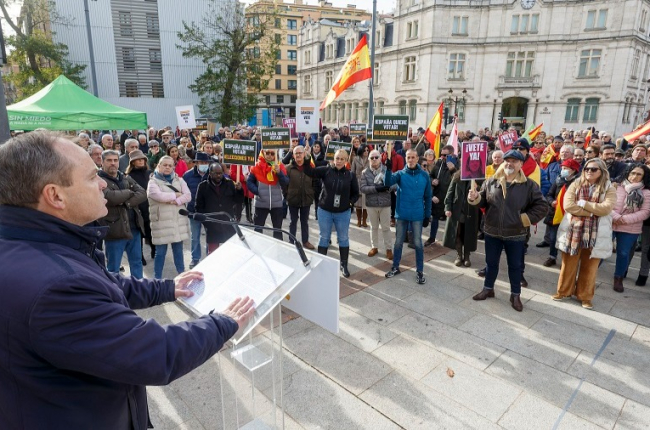 Concentración de Vox en Burgos para exigir la dimisión de Pedro Sánchez. SANTI OTERO