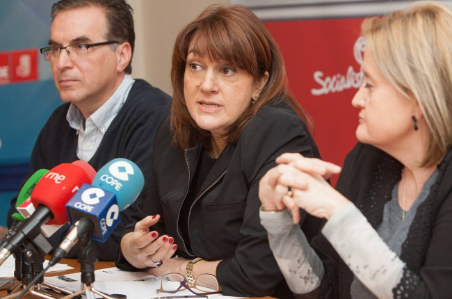 La presidenta del PSOE de Castilla y León, Soraya Rodriguez, el secretario general del PSOE de Zamora, Antonio Plaza,y la secretaria local, Mar Rominguera-Ical