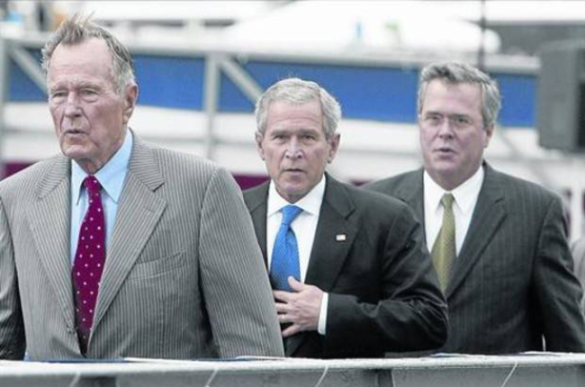 La saga Bush. De izquierda a derecha, los dos expresidentes George Bush padre e hijo y Jeb Bush, que tiene intención de presentar su candidatura en las próximas elecciones de la Casa Blanca.-Foto: EFE/MATTHEW CAVANAUGH