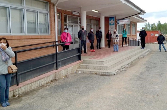 Un grupo de vecinos se moviliza frente al consultorio médico de Salas de los Infantes, en plena pandemia, para reivindicar una salud pública rural de calidad. ICAL