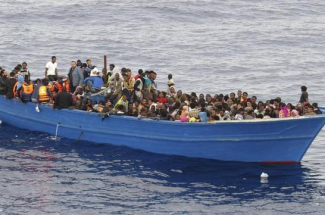 Un grupo de inmigrantes en una embarcación precaria a la espera de ser rescatados en el Mediterráneo, el 28 de octubre del 2015.-EFE