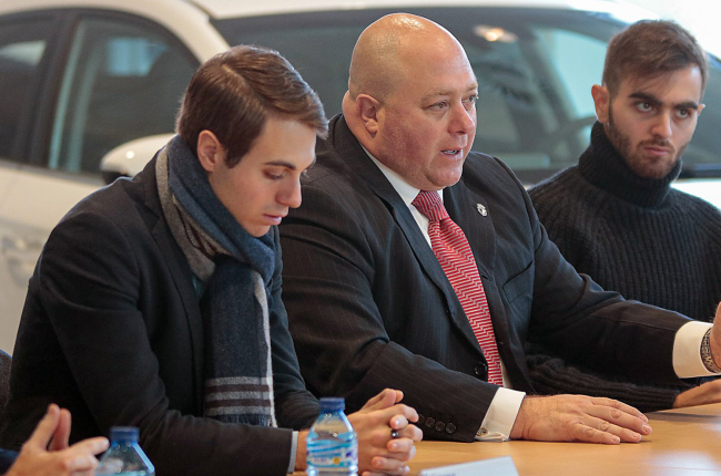 Antonio Caselli, escoltado por sus hijos Franco (presidente) y Bruno (vicepresidente) en un acto del club. ECB