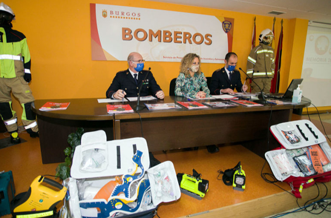 Julio Estébanez, Blanca Carpintero y Miguel Ángel Extremo, ayer, durante la presentación de la memoria anual de los Bomberos de Burgos. TOMÁS ALONSO