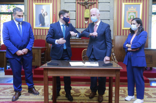 Firma del acuerdo de promoción conjunta entre los alcaldes de Burgos y Logroño. RAUL G. OCHOA