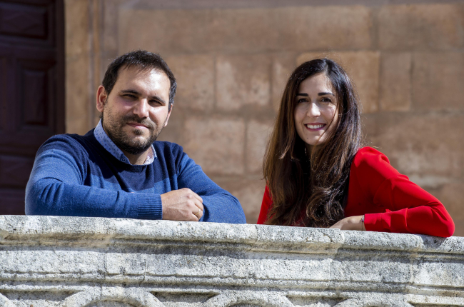 Pablo Moreno, director de la película, y María Espacia, montadora, a los pies de la Catedral de Burgos. SANTI OTERO
